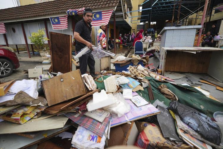Floods wreak havoc in Malaysia, southern Thailand with over 30 killed, tens of thousands displaced