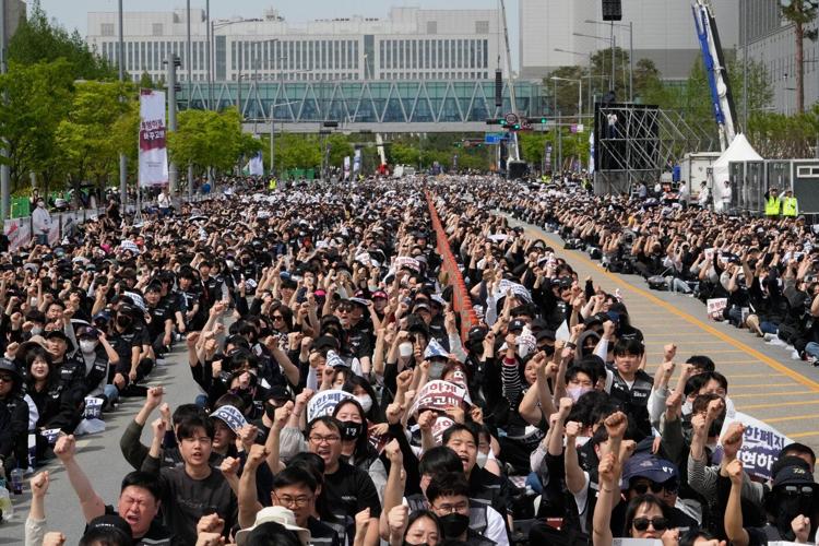 Samsung workers rally in South Korea, demanding higher pay and threatening to strike