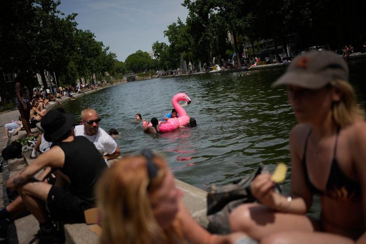 An early heat wave hits Europe, in photos