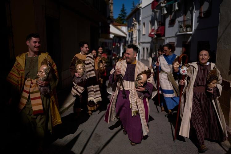 Spain begins Holy Week with processions, palm branches and familiar faces