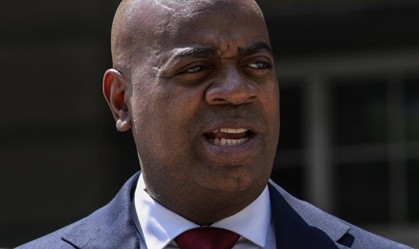 Newark mayor sues New Jersey's top federal prosecutor after arrest at immigration detention site