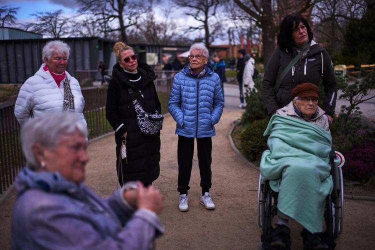 A specialized tour at the Berlin Zoo brings joy to people living with dementia
