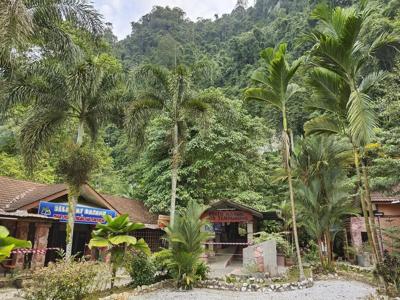30 people rescued after being trapped in Malaysian cave