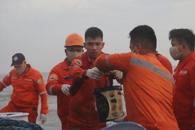Philippines plans to siphon off oil cargo from sunken tanker to avert 'environmental catastrophe'