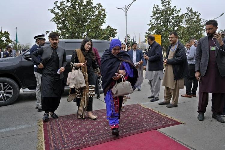 Pakistan swears in new parliament amid chaotic scenes as Imran Khan's followers protests vote count