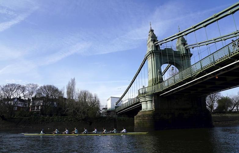Rowers in England's university Boat Race given health warning over E.coli levels in the Thames