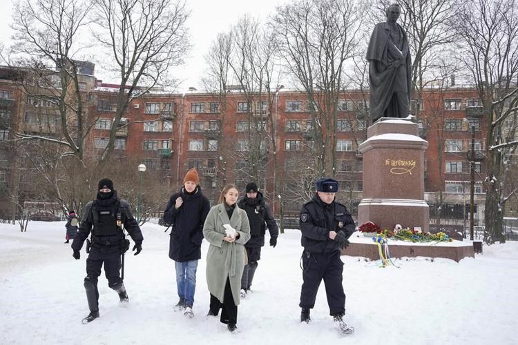 Russians mark Ukraine war anniversary with flowers, arrests