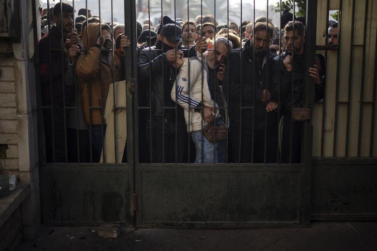 Syrian soldiers distance themselves from Assad in return for promised amnesty