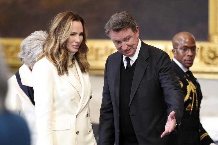 'Forget about the past': Fans weigh in on criticism of Wayne Gretzky over Trump ties
