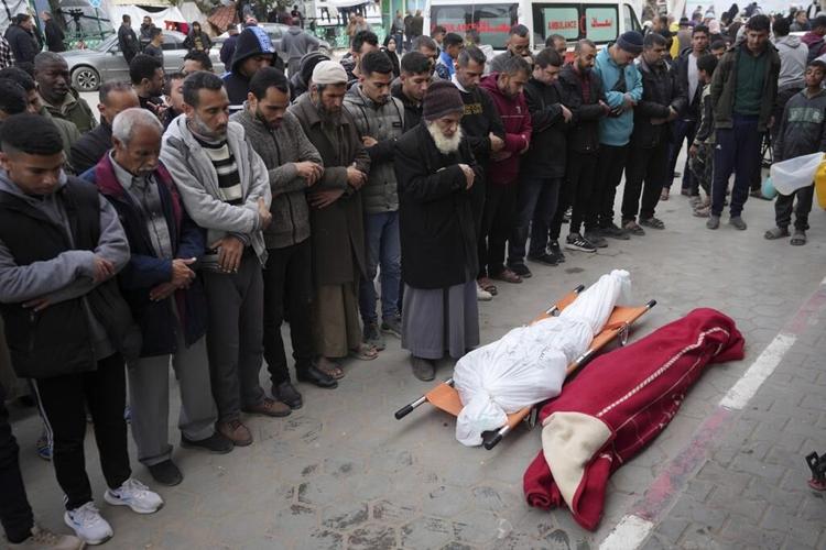 Displaced Palestinians leave one of Gaza's main hospitals after weeks of being isolated by fighting