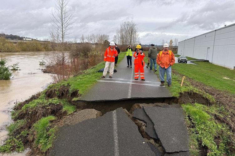 Crews use sandbags to shore up levee breach near Seattle after failure prompts flood warning