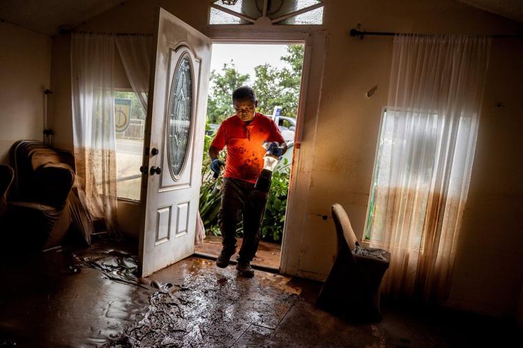 Historic Hawaii floods leave 2,000 people without power
