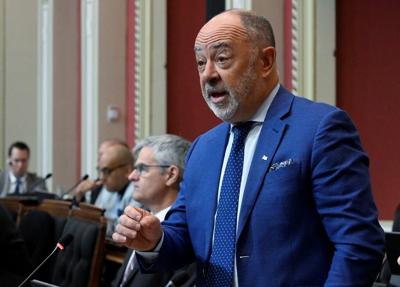 Quebec plans to force new doctors to stay in the province and work in public system