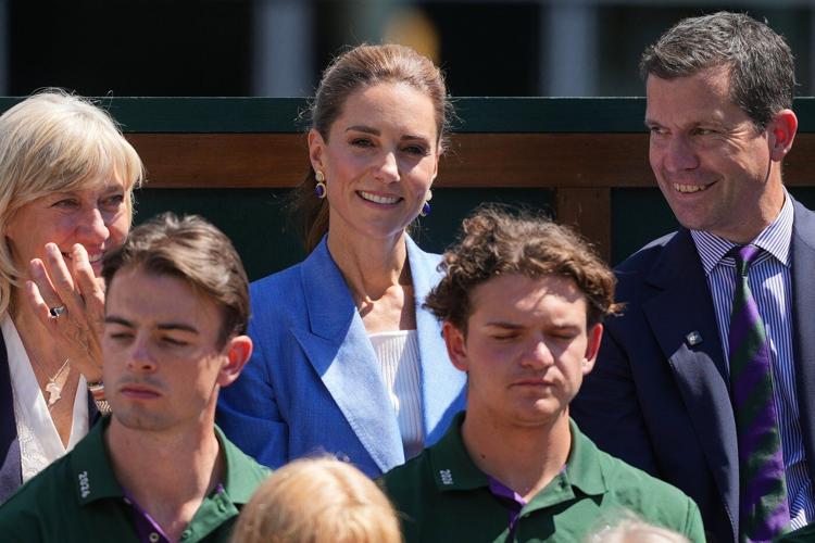Princess Kate returns to Wimbledon and greets tennis fans lining up in the Queue