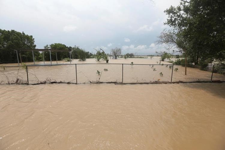 Heavy rains ease around Houston but flooding remains after hundreds of rescues and evacuations