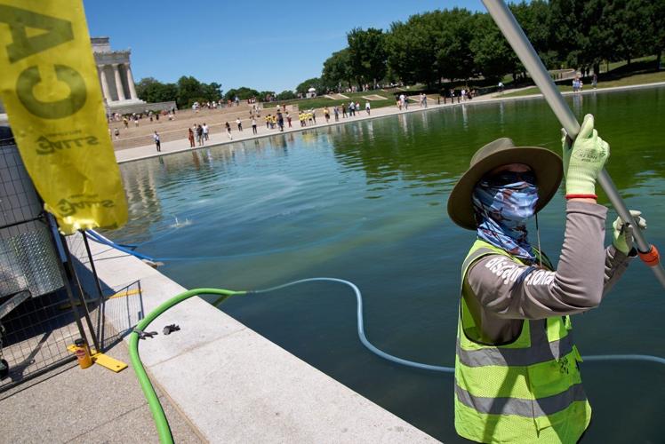 Trump administration uses hydrogen peroxide and tiny bubbles against algae in Reflecting Pool
