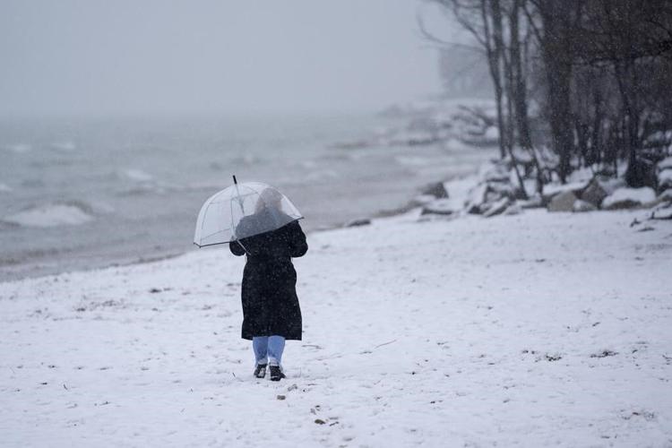 Storm system dumps heavy, wet snow on Indiana and Michigan