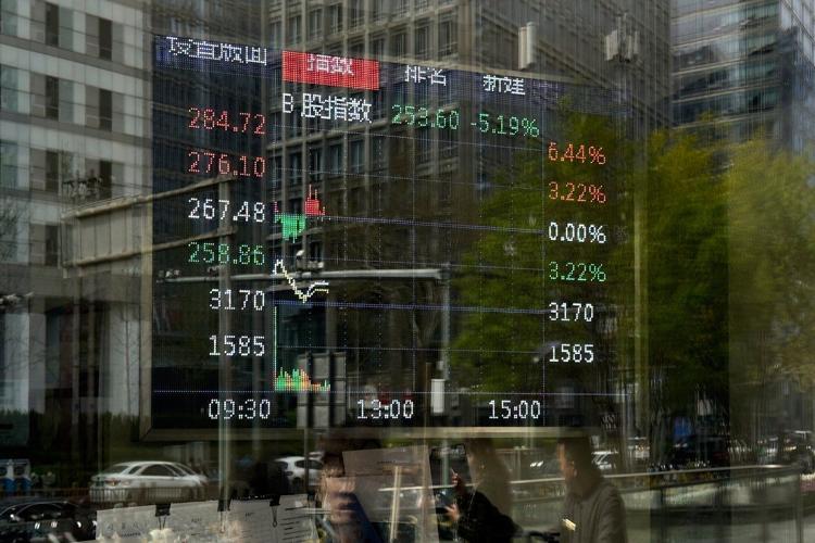 The Latest: Trump says he’s not backing down on tariffs