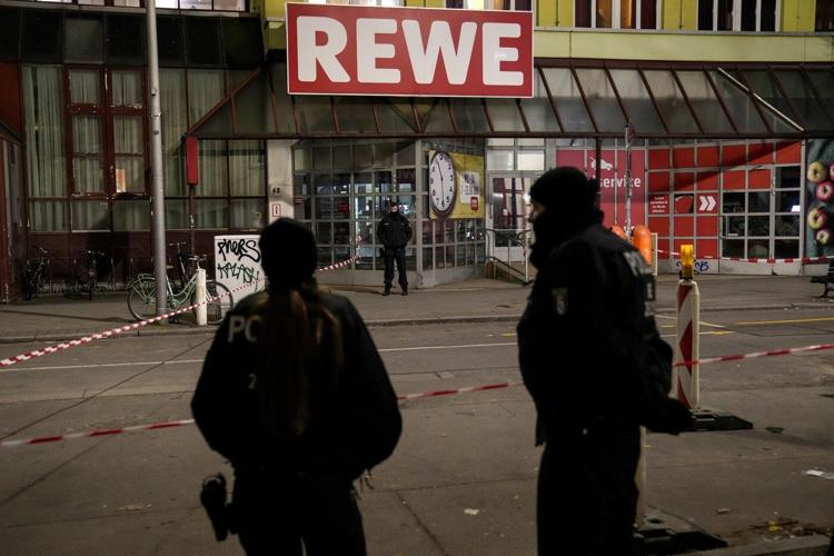 Berlin police say they have detained a man who attacked 2 people with a knife