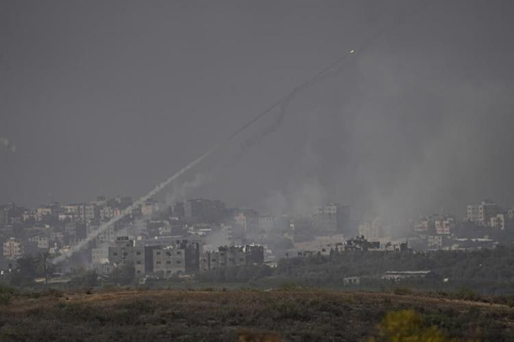 Hamas frees two Israeli women as US advises delaying ground war to allow talks on captives