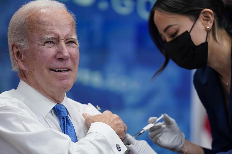 Biden gets updated COVID-19 booster shot, promotes vaccine