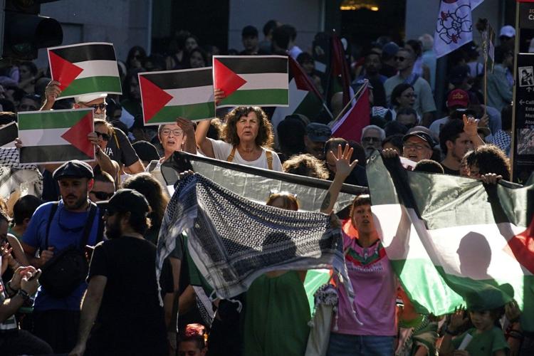 Vuelta organizers defend decision to keep Israeli team in race after protests in Madrid finale