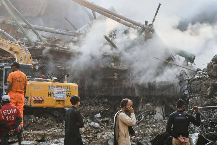 Rescuers race to recover bodies after massive Karachi shopping plaza fire, in photos