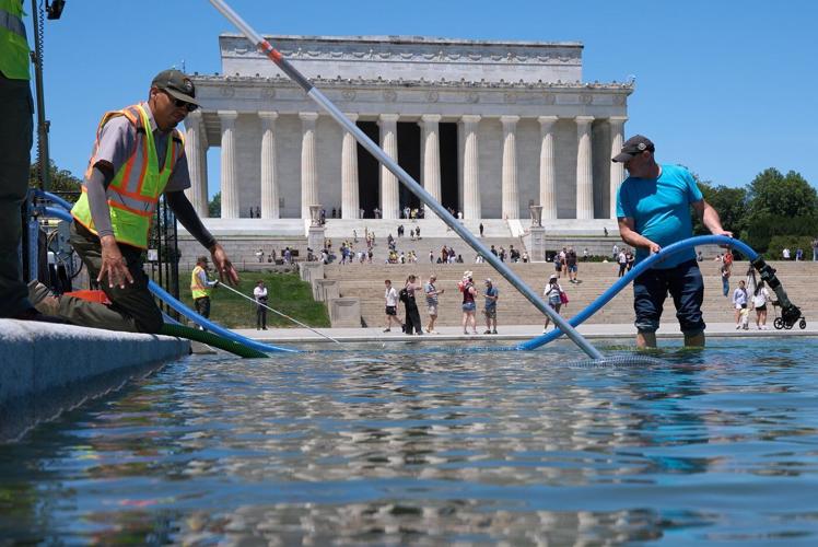 Trump administration uses hydrogen peroxide and tiny bubbles against algae in Reflecting Pool
