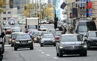 More Canadians commuting as remote work decline, hybrid workers on-site more often