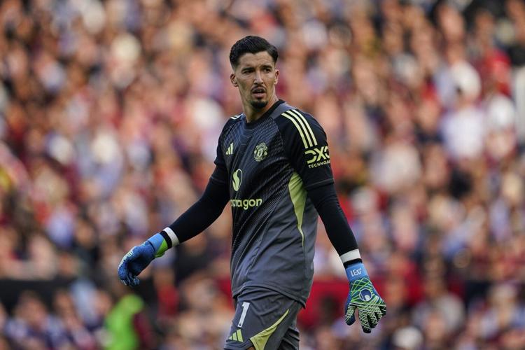 Arsenal wins 1-0 at Man United as Chelsea held by Palace in Premier League