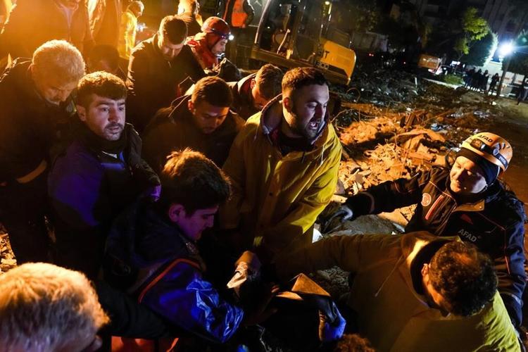Survivors scream as desperate rescuers work in Turkey, Syria