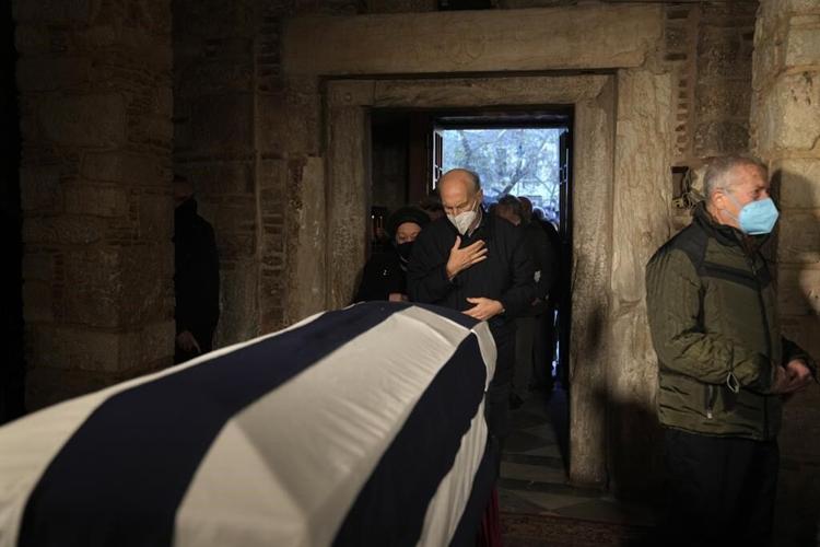 Thousands turn out to bid farewell to Greece’s former king