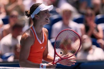 Top-ranked Sabalenka powers her way into quarterfinals at Australian Open