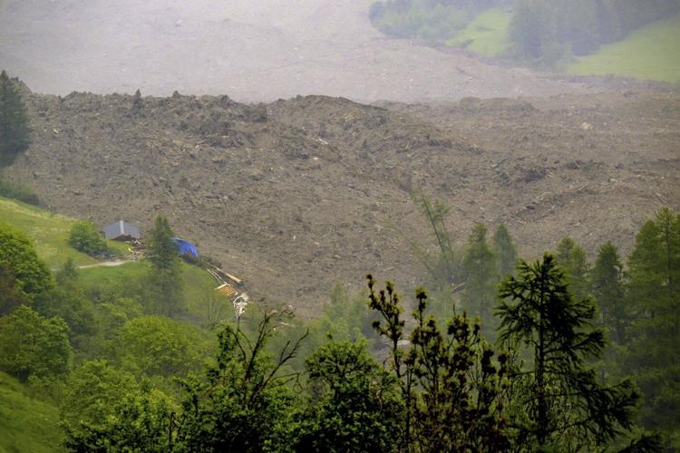Man remains missing after a Swiss glacier collapsed and destroyed 90% of an Alpine village