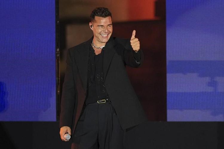 On the night before Election Day, Kamala Harris brings in celebrities. Donald Trump is unimpressed