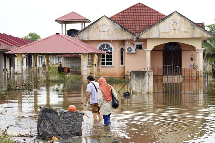 Floods wreak havoc in Malaysia, southern Thailand with over 30 killed, tens of thousands displaced