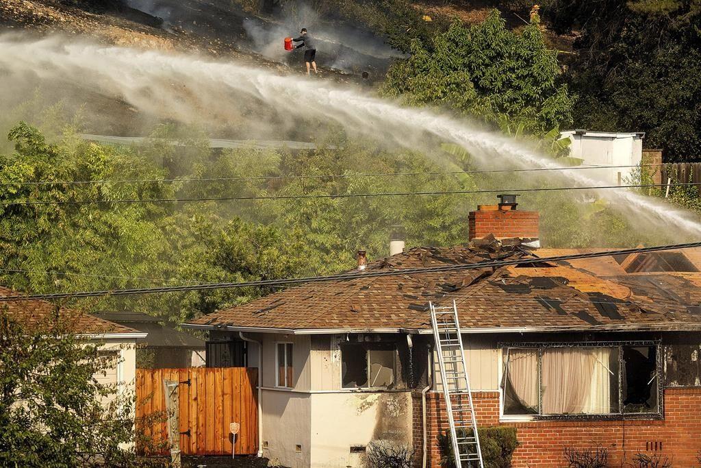 Calmer weather helps contain Oakland, California, fire that forced