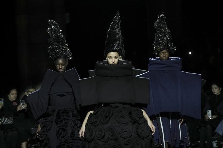 Paris Fashion Week spans minimalism and Renaissance blooms