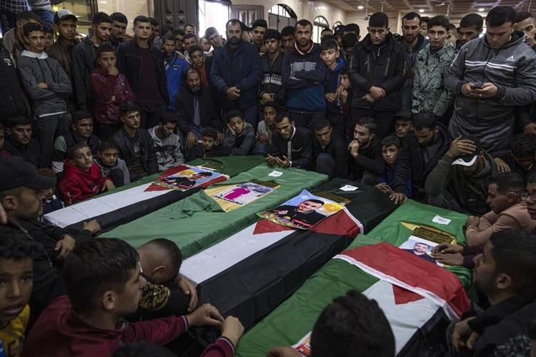Mass funeral in Gaza draws tears, rare criticism of Hamas