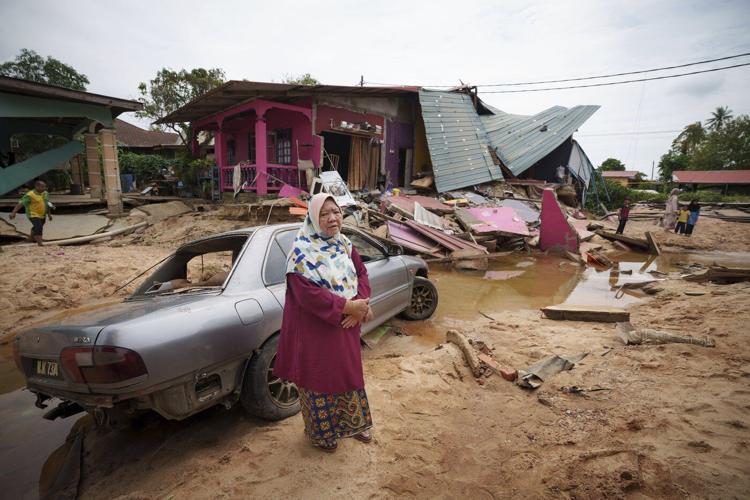 Floods wreak havoc in Malaysia, southern Thailand with over 30 killed, tens of thousands displaced
