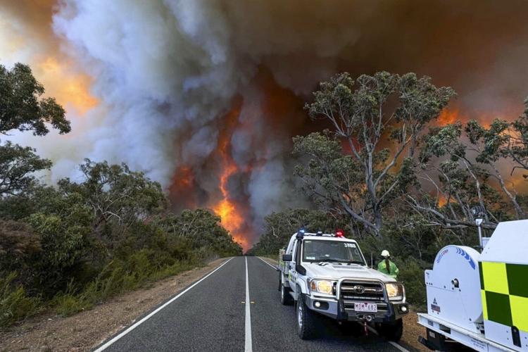 Heat wave leads to warnings of potentially devastating wildfires in southern Australia