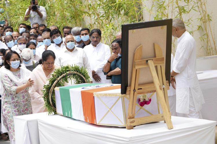 A plane crashed on a doctors' hostel in India. Those who survived began treating the injured