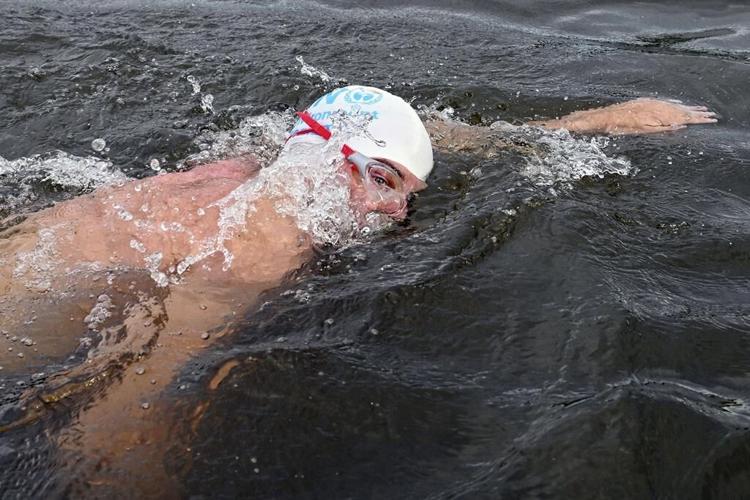 Hudson River swimmer deals with fatigue, choppy water, rocks and pollution across 315 miles