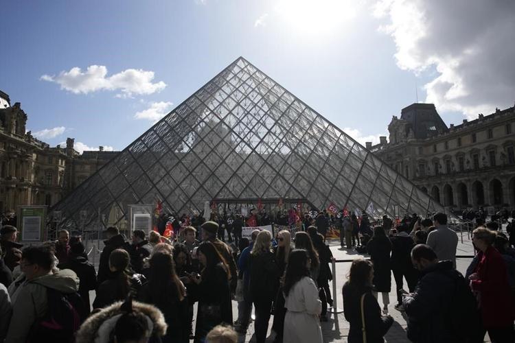 Louvre staff block entrances as part of pension protest
