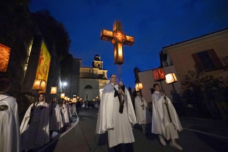 PHOTO COLLECTION: Holy Week Around the World