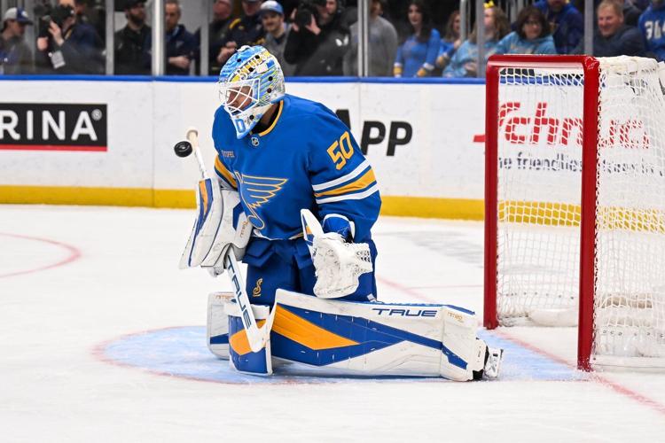 Holloway, Binnington lead Blues to 5-1 win over Maple Leafs