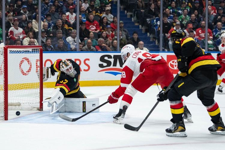 Gibson nets shutout as Red Wings roll past struggling Canucks 4-0
