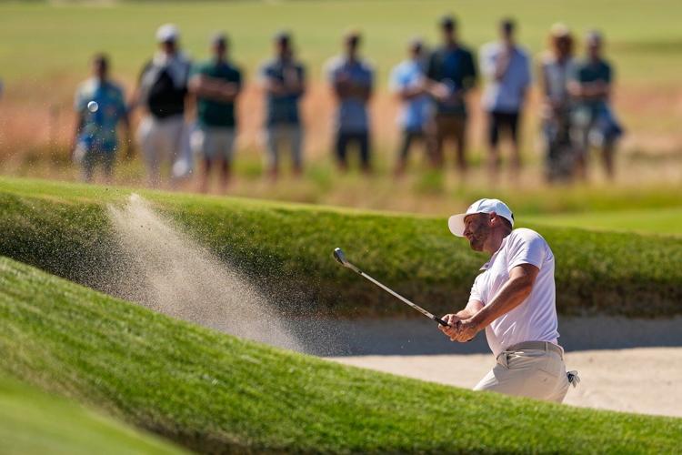 Wyndham Clark has a 6-shot lead shrink to 1 going to the back nine at the US Open