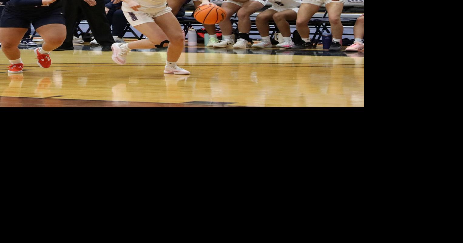 Big fourth quarter leads to Eastern defeating Massachusetts Boston, men suffer a 81-71 loss