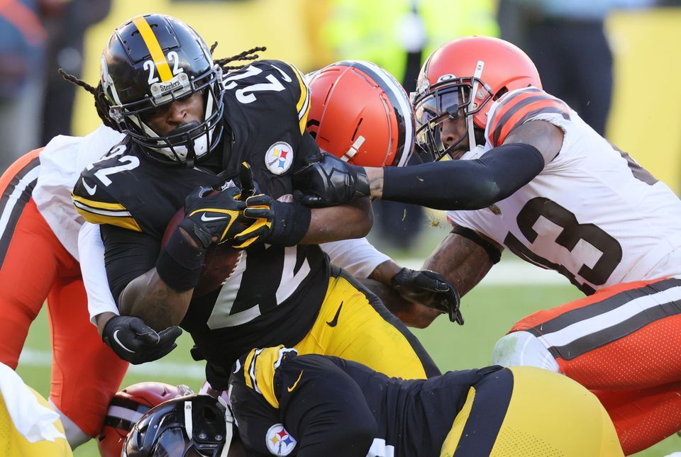 Najee Harris of the Pittsburgh Steelers catches and runs the ball